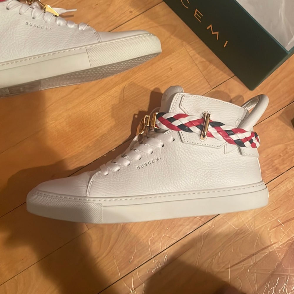 Worn twice. EU 42 US SIZE 9. Great quality, great condition.